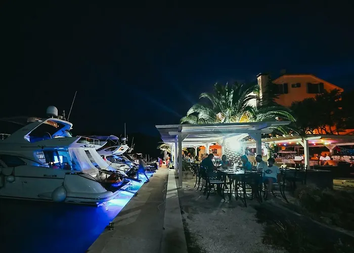 Πανσιόν & Restaurant 4*